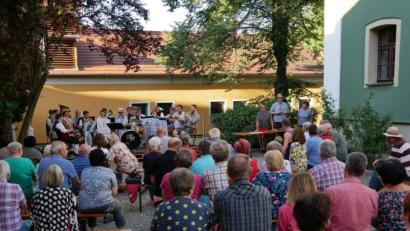 Bild: gz
Der kleine Park direkt am Rathaus bot sich als Veranstaltungsraum regelrecht an. Vorne, links, die Werkstattmusikanten und rechts am Ausschank Bürgermeister Reiner Gäbl, Organisator Christian Schmucker und Brigitte Warta.