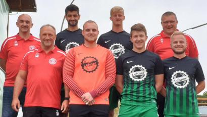 Bild: Erich Spickenreither
Die Neuzugänge des TSV Tännesberg: (vorne von links) Martin Kindler (Physiotherapeut), Lukas Mika (Tschechien), Benjamin Maier (Neunburg), Sandro Hammer (Rückkehrer aus Schwarzhofen); (hintere Reihe von links) Trainer Wolfgang Stier, Devrilen Oktay (SpVgg Weiden II), Adam Kolar (Tschechien), Abteilungsleiter Sven Stock.