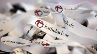 Symbolbild: Martin Gerten/dpa 
Umhängebänder mit der Aufschrift des Internetportals katholisch.de.