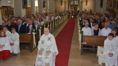 Bild: jr
In der Mitte der Stadtpfarrkirche lauschte Stadtpfarrer Anton Witt der Predigt zu seinem Priesterjubiläum.