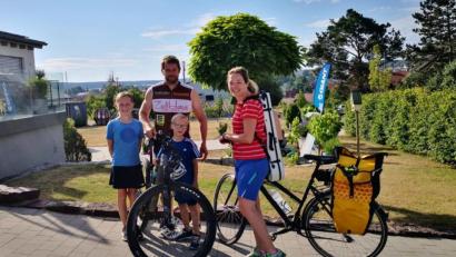 Bild: rha
Stargeigerin Franziska Strohmayr übernachtet auf ihrer Radtour von Salzburg nach Leipzig bei der sportlichen und gastfreundlichen Familie Hiltel in Vilseck, ehe sie nach Bayreuth weiterradelt.