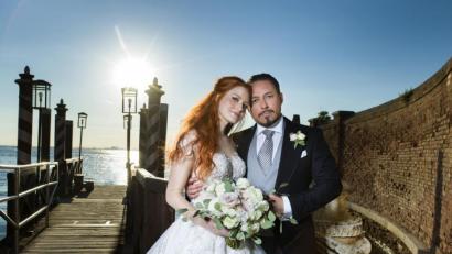 Bild: Chris Singer
Ein Foto nicht nur für das Familienalbum der Meiers und Hallmanns: Barbara Meier (32) und Klemens Hallmann (43) glücklich verheiratet in Venedig.
