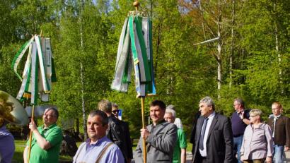 Bild: mmj
Helmut Kiesl (links) trug bei den Festlichkeiten den Wimpel des OWV Stadlern, Bürgermeister Gerald Reiter (Mitte) marschierte mit dem Wimpel des Hauptvereins beim Marsch zur MMM-Kantine mit.
