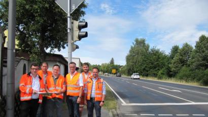 Bild: fg
Bauoberrat Stefan Noll (links) bespricht mit Stefan Weiß vom Staatlichen Bauamt, Bürgermeister Hermann Falk, Florian Müller und Stefan Schiedlofsky von der ausführenden Baufirma Markgraf vor Ort die Sanierung der Ortsdurchfahrt der B 14 in Hirschau.