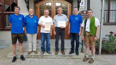 Bild: gi
Die Kegelclub Blau-Weiß-Vorsitzenden Heinrich Forster (links) und Wolfgang Bergmann (Zweiter von rechts) ehren die Gründungsmitglieder Alois Schweigl und Reinhold Grötsch (Dritter und Vierter von links) und danken Ehrenmitglied Günther Eckl (Zweiter von links) für seine Arbeit. Dazu gratuliert Bürgermeister Hermann Ach (rechts).