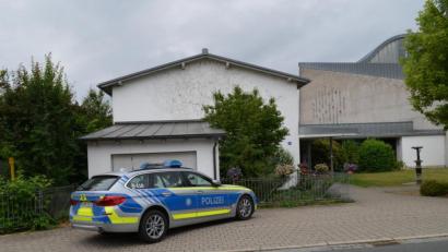 Bild: fz
Mal nur mit einem, mal mit mehreren Fahrzeugen war die Polizei am Sonntag in Pirk unterwegs, nachdem vermutlich zwei Einbrecher während des Gottesdienstes am Vormittag Pfarrbüro und Pfarrhaus heimgesucht hatten.