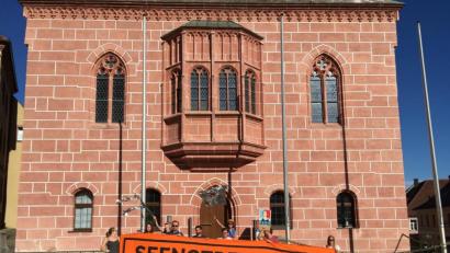 Bild: exb
Vor dem Rathaus zeigten Verdi, Punk, der Jugendclub Bureau und die Verdi-Jugend am Aktionstag von „Seebrücke – Schafft sichere Häfen“ ein Zeichen für Seenotrettung von Flüchtlingen.