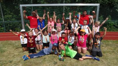 Bild: hä
Beim „Sepp-Herberger-Tag“ an der Mariengrundschule gehörte natürlich auch ein Fußballturnier dazu. Im Bild die erfolgreichen Mannschaften bei der Siegerehrung.