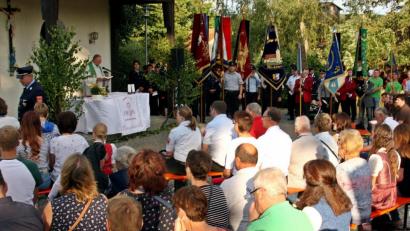 Bild: zer
Vor der Kirche feierten die Besucher und Gäste Gottesdienst mit Pfarrer Alfons Forster. Danach war Geselligkeit groß geschrieben bei der Engleshofer Kirchweih.