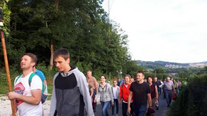 Bild: jud
Die Wallfahrtsgruppe der Pfarrei Großschönbrunn zieht zum Mariahilfberg nach Amberg.