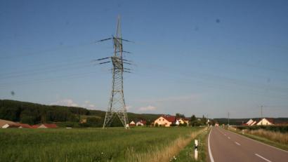Bild: ral
Das Bild zeigte die bestehende, durch die Gemeinde gehende Stromleitung. Hier soll noch der Süd-Ost-Link dazu kommen, über die Trassenwahl für den Süd-Ost-Link ist der Gemeinderat nicht begeistert.