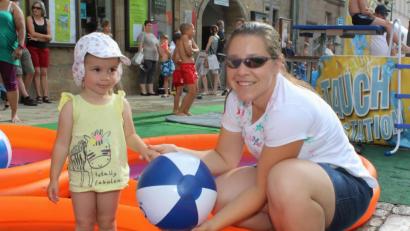 Bild: Evi Wagner
Abkühlung in der Altstadt. Der Watersplash 2019 in Sulzbach-Rosenberg ist nicht nur für die Großen ein Vergnügen.