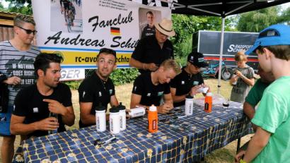 Bild: gf
Bei der Autogrammstunde (von links): Michael Schwarzmann, Andreas Schillinger, Pascal Ackermann und Rüdiger Selig.