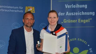 Bild: Umweltministerium
Umweltminister Thorsten Glauber übergibt Angela Wiesnet von der Wasserwacht Hahnbach den „Grünen Engel“.