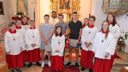 Bild: ral
Emilie Bauer (vorne, Mitte) ist als neue Ministrantin aufgenommen worden. Nico Schloßer, Martin Meiller und Florian Ruidisch (in Zivilkleidung von links) haben ihren Dienst beendet.