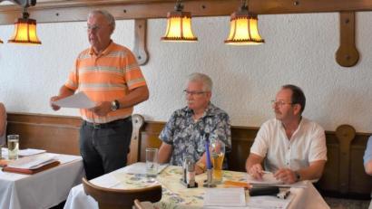 Bild: rgr
Der deutsche DAGA-Präsident Helmuth Wächter (stehend) informiert die Mitglieder in der Jahreshauptversammlung des Deutsch-Amerikanischen Gemeinsamen Ausschusses über das vergangene und zukünftige Deutsch-Amerikanische Volksfest.