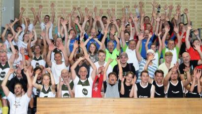 Bild: Tobias Schwarzmeier
Die Teilnehmer haben sichtlich Spaß beim PPM-Cup. Rund 90 Basketballer gehen bei der zweiten Auflage des Firmenturniers der Neustädter Basketballer auf Korbjagd.