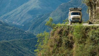 Bild: HOPPE / RAHN
Eine der gefährlichsten Straßen auf der Reise von Sabine Hoppe und Thomas Rahn war die durch Bolivien. Das Foto ziert auch den Einband ihres Buches.