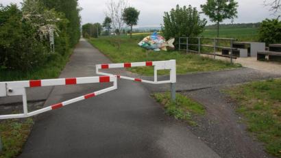 Bild: wro
Die Barrieren am Vizinalbahn-Radweg dienen der Sicherheit und zwingen die Radfahrer zum Absteigen. Sie bleiben unverändert, beschloss der Marktrat in seiner Juni-Sitzung.