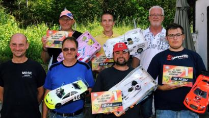 Bild: gf
Die Sieger auf dem Mini-Speedway in Atzlricht (vorne von links): Bernhard Hummel, Uwe Schmidt, Markus Groß und Alex Dill. Hinten (von links): Klaus Lechner, Bastian Gramlich und Rennleiter Markus Wittmann.