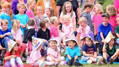 Bild: cls
Bunt und fröhlich – so präsentierten sich die Kinder der Villa Kunterbunt bei der Ausstellung.