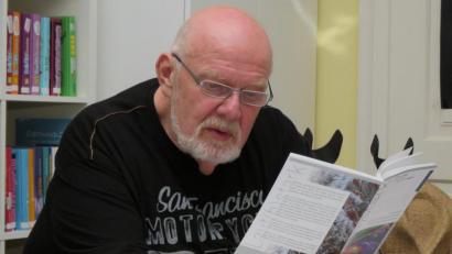 Bild: ubb
Der Wiesauer Hans G. Lauth hat sein neues Buch im Leseclub Waldershof vorgestellt.