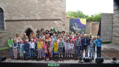 Bild: fz
25 Kinder durften sich auf Einladung von Oberpfalz-Medien das Theaterstück "Die kleine Hexe" auf der Burg Leuchtenberg anschauen.