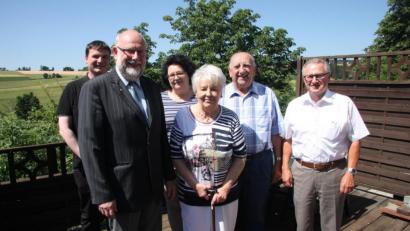 Bild: wro
Ludwig und Rosemarie Forster feierten in Triebendorf diamantene Hochzeit. Dazu gratulierten 2. Bürgermeister Fritz Holm (rechts), Pfarrer Maximilian Roeb, Pfarrer Martin Schlenk und Tochter Silvia Pirner (von links).