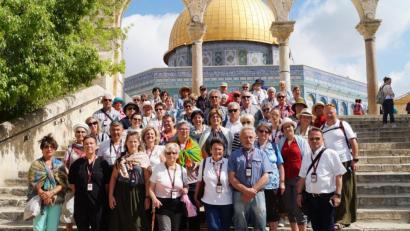 Bild: dob
Die Pilger aus dem Altlandkreis besuchten Stätten im Heiligen Land. Hier stehen sie vor dem Felsendom in Jerusalem.