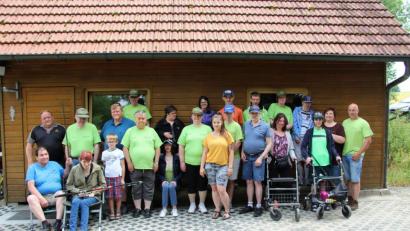 Bild: exb
Fischereiverein-Vorsitzender Klaus Wächter (Zweite Reihe, links), Betreuer Josef Wenzl (rechts) und 
Betreuerin Christina Schnurrer (orangenes Shirt).