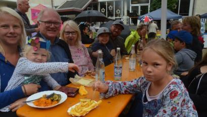 Bild: Kunz
Die Besucher, darunter auch viele Kinder, halten auch den Regenschauern stand.