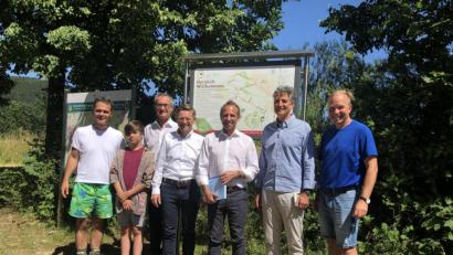 Bild: hl
In der vergangenen Woche kam Umweltminister Thorsten Glauber (Mitte) in den Essbaren Wildpflanzenpark in Waldeck. Er informierte sich von Leonhard Zintl (von links), Bürgermeister Werner Nickl, MdL Tobias Reiß und Markus Strauß (Zweiter von rechts).