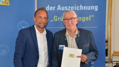 Bild: Bayerisches Staatsministerium für Umwelt und Verbraucherschutz
Umweltminister Thorsten Glauber (links) überreicht Günter Klein aus Trabitz die Auszeichnung "Grüner Engel".