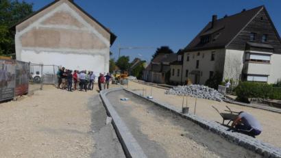 Bild: rn
Nach dem Ausbau der Jahnstraße steht den Schulbussen an der Markus-Gottwalt-Schule künftig eine deutlich verlängerte Haltebucht zur Verfügung.