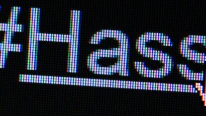 Archivbild:  Lukas Schulze/dpa
Ein Bildschirm, auf dem der Hashtag „#Hass“ zu sehen ist. Hassbotschaften im Internet können nach Ansicht von Wissenschaftlern durchaus in Gewalt umschlagen.