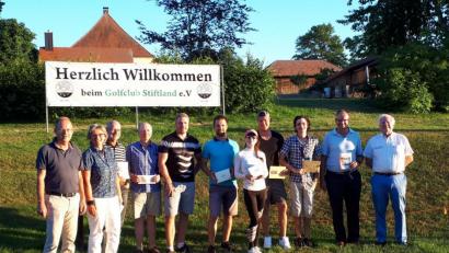 Bild: exb
Richard Eisendraud (von links) mit den erfolgreichsten Teilnehmern des Sonnwendturniers auf der Anlage des Golfclubs Stiftland, , Ingrid Franz, Peter Franz, Wolfgang Beer, Anton Prommersberger, Marian Ludwig, Christina Höfer, Chris Burger, Pascal Schwirtz, Holger Höcht sowie Dr. Wolfgang Ries.