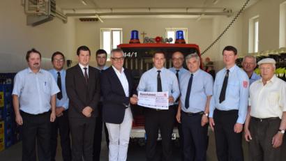 Bild: bnr
Einen Scheck in Höhe von 5000 Euro übergab Dr. Karl-Peter Thelen (Fünfter von links) an Vorstand Michael Kalb. Für die großzügige Unterstützung bedankten sich Bürgermeister Martin Schwandner (Dritter von links), CSU-Ortsvorsitzender Reinhard Schwarz (links), MdB Karl Holmeier (Vierter von rechts) und die Mitglieder der Feuerwehr.
