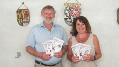 Bild: kro
Jugendbeauftragte Elvira Gmeiner und Bürgermeister Josef Schmidkonz stellten das diesjäjhrige Ferienprogramm der Marktgemeinde Mähring vor.