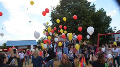 Bild: fz
Die Teilnehmer beim Ballonwettbewerb hoffen, dass die an ihren Ballons hängenden Karten zurückkommen.
