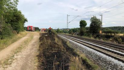 Bild: Alexander Auer
Brände am Bahndamm der Zugstrecke Regensburg - Nürnberg haben eine Sperrung der Strecke verursacht,