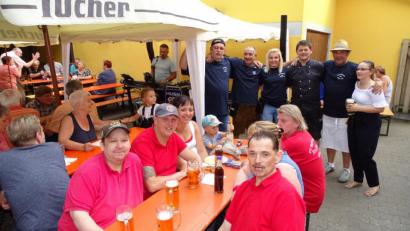 Bild: Dobmeier
„Wann wird’s mal wieder richtig Sommer?“ lautete die musikalische (Scherz-)Frage des Duos „Musik total“. Beim Sommerfest der SG „Naber-Elf“ gab es einen Platzverweis für den Regen und der Wiesauer Bayernfanclub (vorne) feierte wie immer kräftig mit.