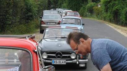 Bild: gf
Wertungsprüfung „Kurzstrecke schätzen“. Franz Wendl markiert die Mitte der Vorderradfelge und gibt dann vor, das Fahrzeug 140 cm vorwärts rollen zu lassen. Für zu viele oder zu wenig Zentimeter gibt es Strafpunkte.