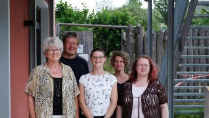 Bild: awo
Verstärkung im Team des Vereins „Via Carolina – Goldene Straße e.V.“. Nachdem Gertraud Zeitler in den Ruhestand verabschiedet wurde, wird künftig Ilona Hunsperger das Frontoffice im Geschichtspark übernehmen. Im Bild von links Gertraud Zeitler, Alfred Wolf, Ilona Hunsperger, Carina Wagner und Marion Rösch.