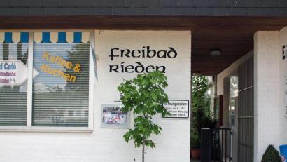 Bild: sön
Der Eingang zum Freibad Rieden, der nachts mit einem Gitter gesichert ist. Hinter dem Schriftzug befindet sich das Kassenhäuschen.