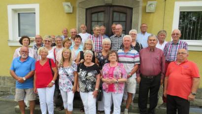 Bild: adj
Erinnerungsfoto vor der Grundschule. Zum 70. Geburtstag treffen sich die ehemaligen Mitschüler wieder.