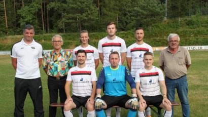 Bild: prh
Kreisklassist ASV Neustadt hat seine Neuzugänge vorgestellt. Als Teammanager fungiert Egon Schmidt (links). Trainiert wird die Mannschaft von Markus Dagner (nicht im Bild).