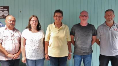 Bild: rha
Weitere zwei Jahre stehen sie an der Spitze des Sportkegelclubs Vilseck werden (von links): Vorsitzender Dieter Woldert, Schriftführerin Angela Zeitler, Kassenverwalterin Inge Zeitler und Sportwart Bernhard Tuchbreiter. FV-Vorsitzender Robert Liermann gratuliert.