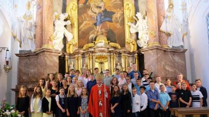 Bild: do
Der Firmspender, Generalabt em. Thomas Handgrätinger, und Pfarrer Adrian Kugler kommen gerne dem Wunsch nach einem Erinnerungsfoto mit den Firmlingen vor dem Hochaltar der Klosterkirche nach.