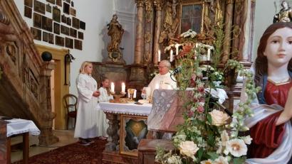 Bild: hzi
Pfarrer Helmut Süß zelebriert beim Triduum eine Messe in der Wallfahrtskirche Mariä Heimsuchung. Rechts im Vordergrund ist eine Statue der Gottesmutter zu sehen.