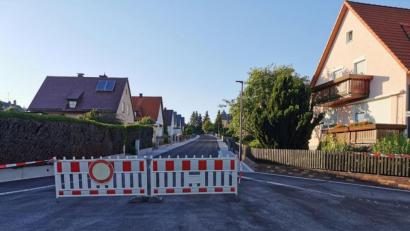 Bild: gz
Die letzten Sperrschilder im Ortsteil Schellenbach sind entfernt, alle Straßen wieder befahrbar.